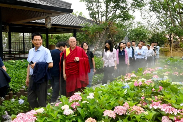 考察組在世園會國際園藝展區(qū)考察。記者 姜寒冬 攝.jpg11.jpg